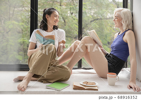 女性 ライフスタイル リラックス 女性 ライフスタイル リラックス 68916352