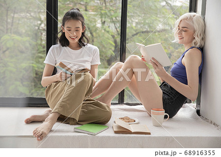 女性　ライフスタイル　リラックス 68916355