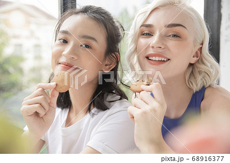 女性　ライフスタイル　リラックス 68916377