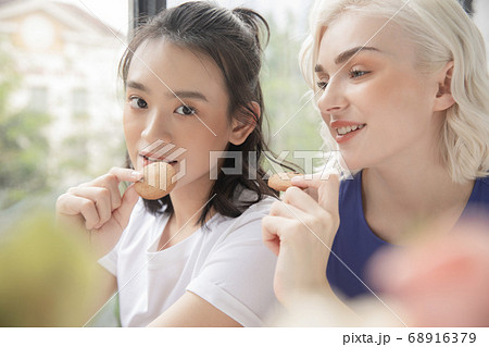 女性 ライフスタイル リラックス 女性 ライフスタイル リラックス 68916379