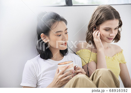 女性 ライフスタイル リラックス 女性 ライフスタイル リラックス 68916392