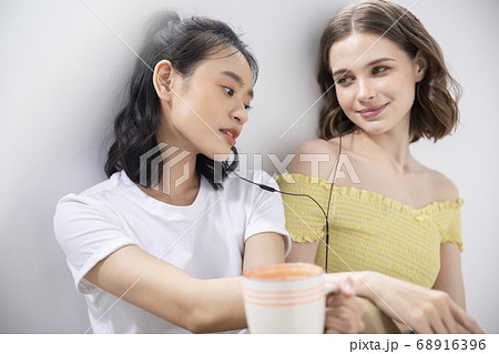 女性 ライフスタイル リラックス 女性 ライフスタイル リラックス 68916396