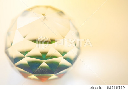 光の当たる多面体 68916549