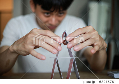 トランプタワーを作る男性 68916781