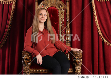 Portrait of queen with crown on chair 68918414
