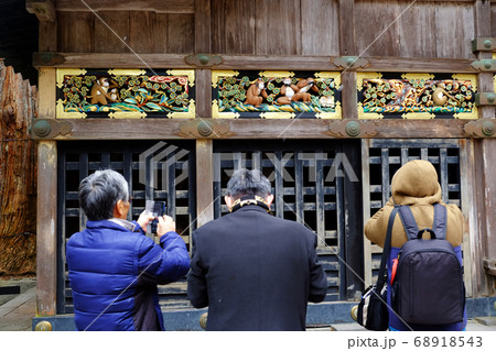 日光東照宮の神厩舎で三猿を見る観光客 68918543