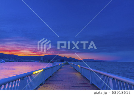 滋賀県　夕暮れの大津港風景  68918615