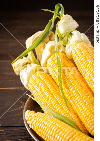 Organic corn cob with leaves Organic corn cob with leaves 68919166