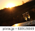 夕日に照らされ黄金色に輝く二対のシャンパングラス 68919849