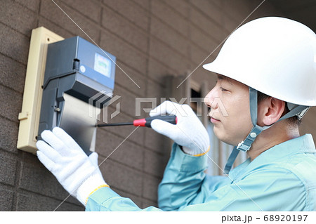 電気メーターをメンテナンスする作業員の男性 電気メーターをメンテナンスする作業員の男性 68920197