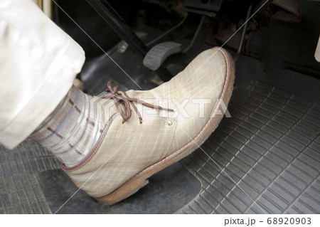 自動車のアクセル 68920903