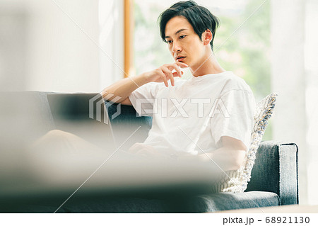 自宅でテレワークをする男性 自宅でテレワークをする男性 68921130