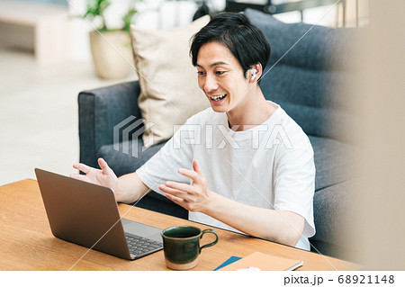 自宅でリモートワークをする男性 自宅でリモートワークをする男性 68921148