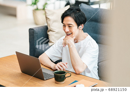 自宅でテレワークをする男性 68921150