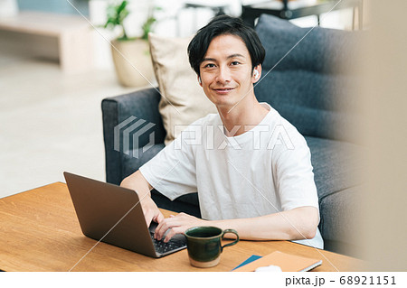 自宅でテレワークをする男性 自宅でテレワークをする男性 68921151