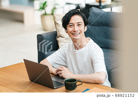 自宅でテレワークをする男性 自宅でテレワークをする男性 68921152