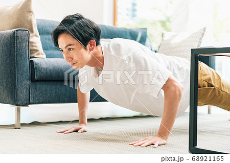 家で筋トレをする男性 家で筋トレをする男性 68921165