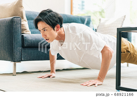 家で筋トレをする男性 家で筋トレをする男性 68921166