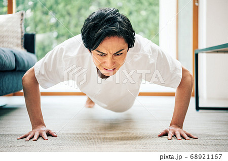 家で筋トレをする男性 68921167