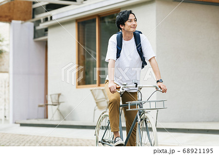 自転車に乗って出かける男性 自転車に乗って出かける男性 68921195