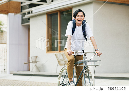 自転車に乗って出かける男性 68921196
