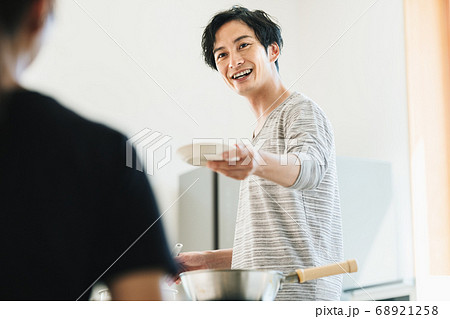 キッチンでご飯を作る男性 68921258