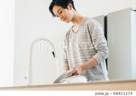 キッチンで食器を洗う男性 68921274