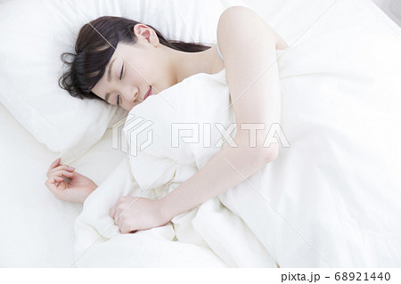 ベッドで眠る女性 68921440