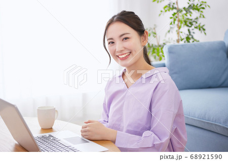 オンラインミーティングをする若い女性 オンラインミーティングをする若い女性 68921590