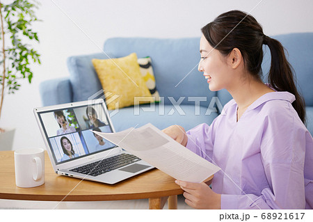 オンラインミーティングをする若い女性 68921617
