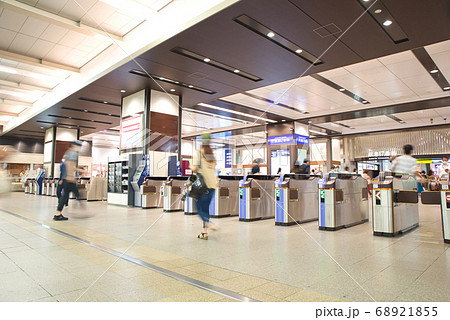 8月 大阪梅田と神戸・宝塚・京都を結ぶ阪急電鉄の大阪梅田駅構内 8月 大阪梅田と神戸・宝塚・京都を結ぶ阪急電鉄の大阪梅田駅構内 68921855