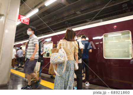 ⦅アウトフォーカス⦆8月 大阪梅田と神戸・宝塚・京都を結ぶ阪急電鉄の大阪梅田駅構内 ⦅アウトフォーカス⦆8月 大阪梅田と神戸・宝塚・京都を結ぶ阪急電鉄の大阪梅田駅構内 68921860