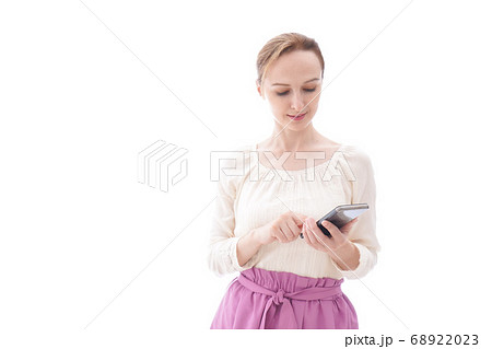 スマホアプリを使う笑顔の若い女性 68922023