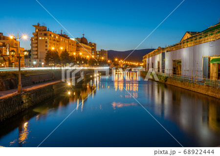 小樽運河の夜景 68922444