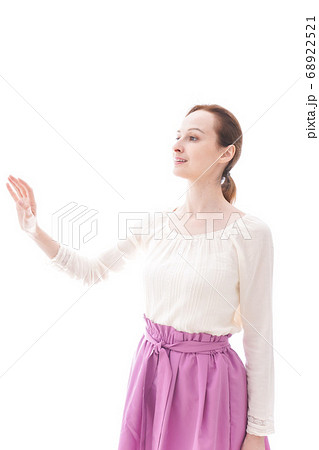 笑顔の若い女性ポートレート 68922521