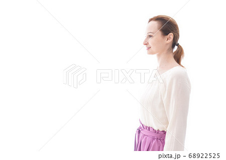 笑顔の若い女性ポートレート 笑顔の若い女性ポートレート 68922525