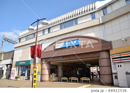小田急電鉄小田原線喜多見駅（きたみえき）の駅前風景 68922536