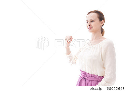 ガッツポーズをする若い女性 ガッツポーズをする若い女性 68922643