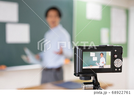 オンライン学習　授業を配信する若い男性教師　カメラにピント 68922761
