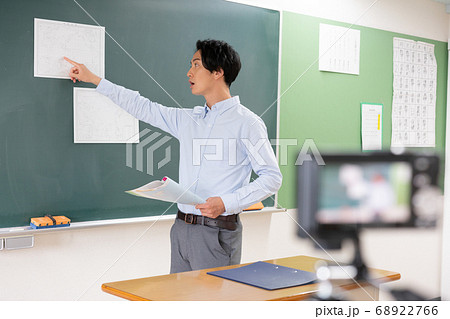 オンライン学習　授業を配信する若い男性教師 68922766