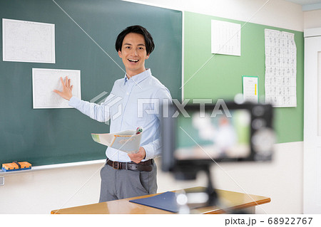 オンライン学習　授業を配信する若い男性教師 68922767