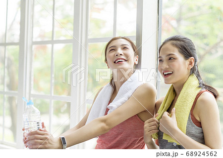 Female sports conversation Female sports conversation 68924562