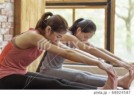 Female sports conversation Female sports conversation 68924587