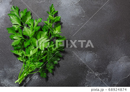 Flat-leaved Parsley (Petroselinum crispum) leaves Flat-leaved Parsley (Petroselinum crispum) leaves 68924874