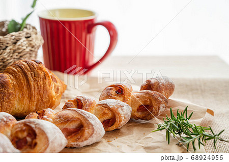 食卓のベーコンエピと赤いマグカップ 68924956