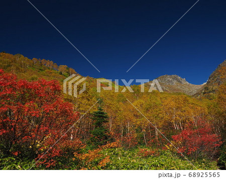 山の紅葉 68925565