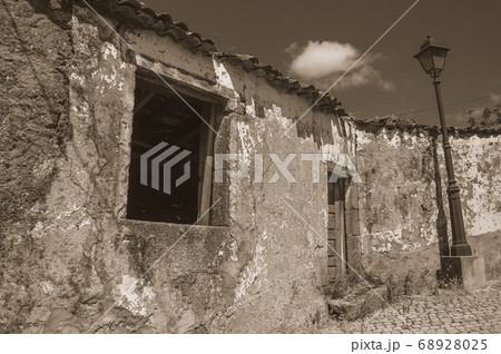 Old houses with worn plaster on deserted alley Old houses with worn plaster on deserted alley 68928025