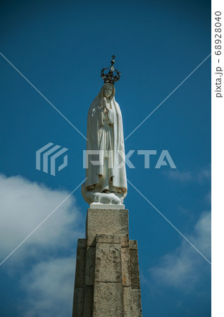 Statue in marble of Our Lady on top of pillory Statue in marble of Our Lady on top of pillory 68928040