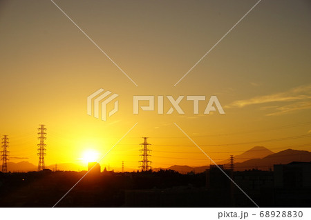 横浜市の高台の住宅地からの夕日と富士山 68928830