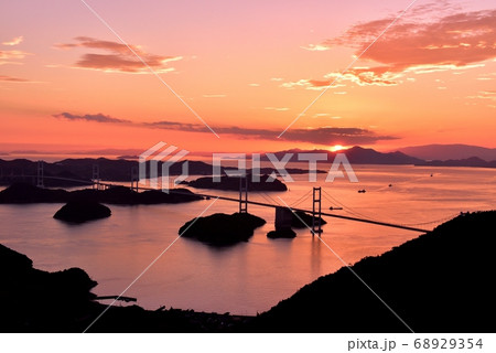 来島海峡大橋の夕日 68929354